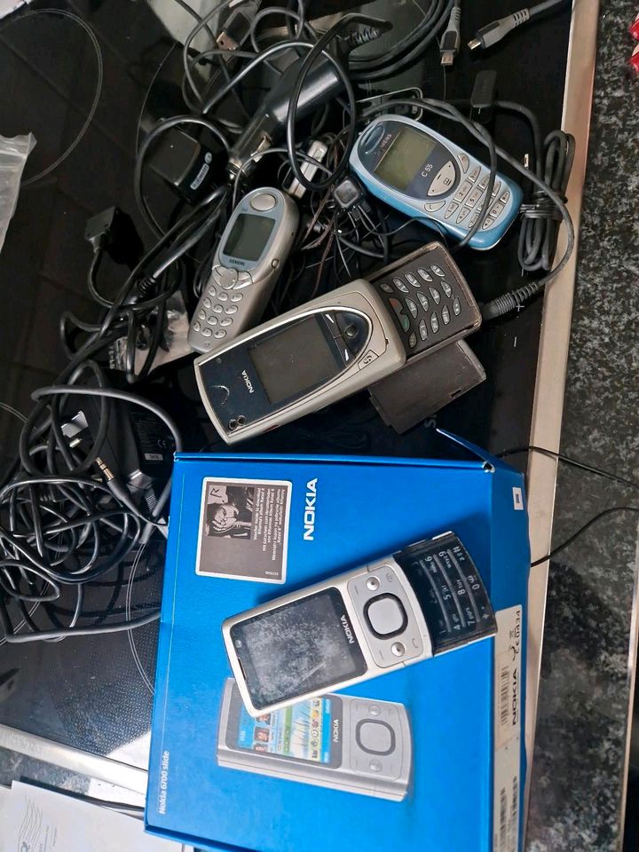 4 Nokia Siemens Handy Handys mit Kabel in Dietzenbach