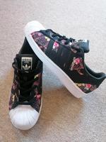 Adidas Superstar Gr.39 1/3 Schwarz  Leo Flower Brandenburg - Britz bei Eberswalde Vorschau