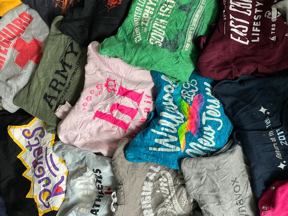 40 Hoodies Sweatshirts ANGEBOT in Schlangen