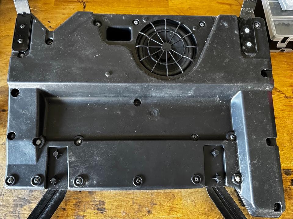 Smart Fortwo 451 original Subwoofer unter Fahrersitz in Eisingen