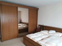 Schlafzimmer: Kleiderschrank,  Doppelbett  mit Überbau Nordrhein-Westfalen - Beckum Vorschau