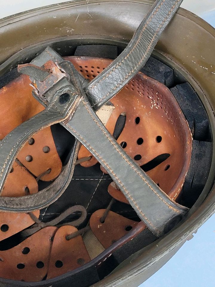 STAHLHELM - BUNDESWEHRHELM  ORGINAL MIT INNENLEBEN in Trossingen