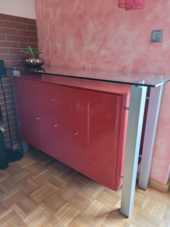 Kommode Sideboard in Rubin Rot mit Glasplatte in Hamburg