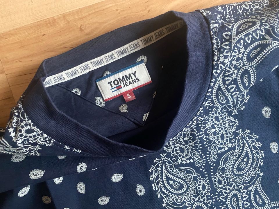 Dunkelblau gemustertes Herren TShirt von Tommy Jeans in Ettlingen