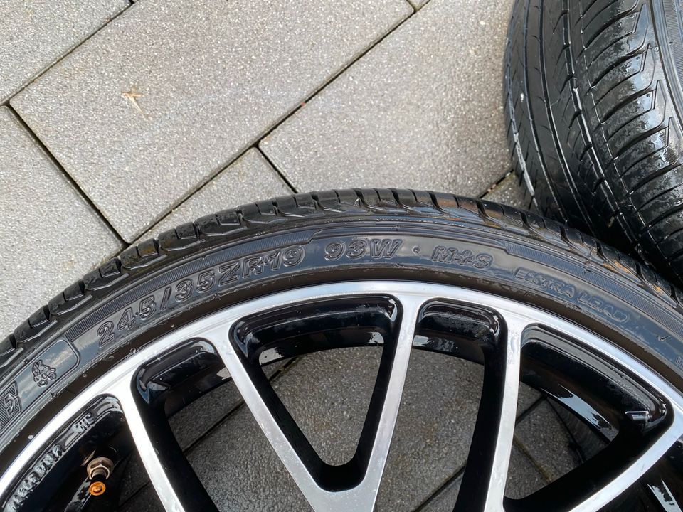 Platin Alufelge 19 Zoll mit Sommerreifen 245/35/R19 in Salzhemmendorf