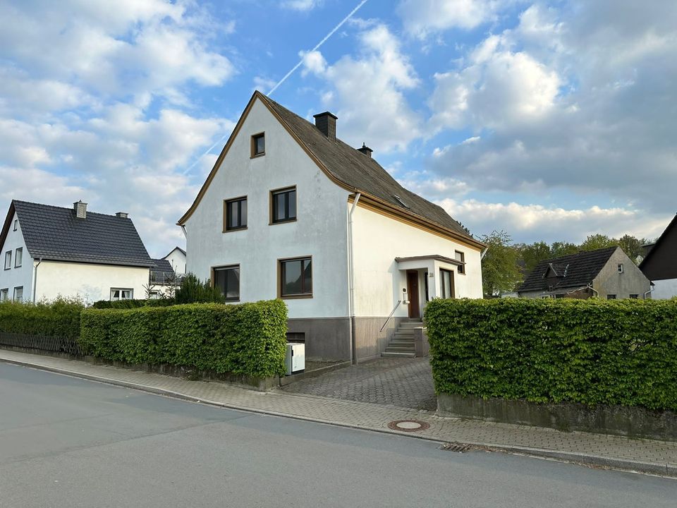 Helle Dachgeschosswohnung in einem Zweifamilienhaus in Menden-Halingen in Menden