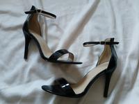 High Heels Pumps Stiletto schwarz Riemchen Lack 40 silber Hacke Niedersachsen - Lachendorf Vorschau
