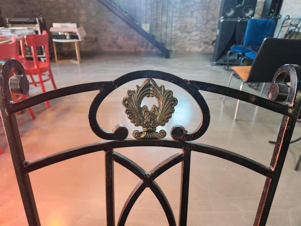 Sieben wunderbare Stühle aus einem französischen Schloss in Hamburg