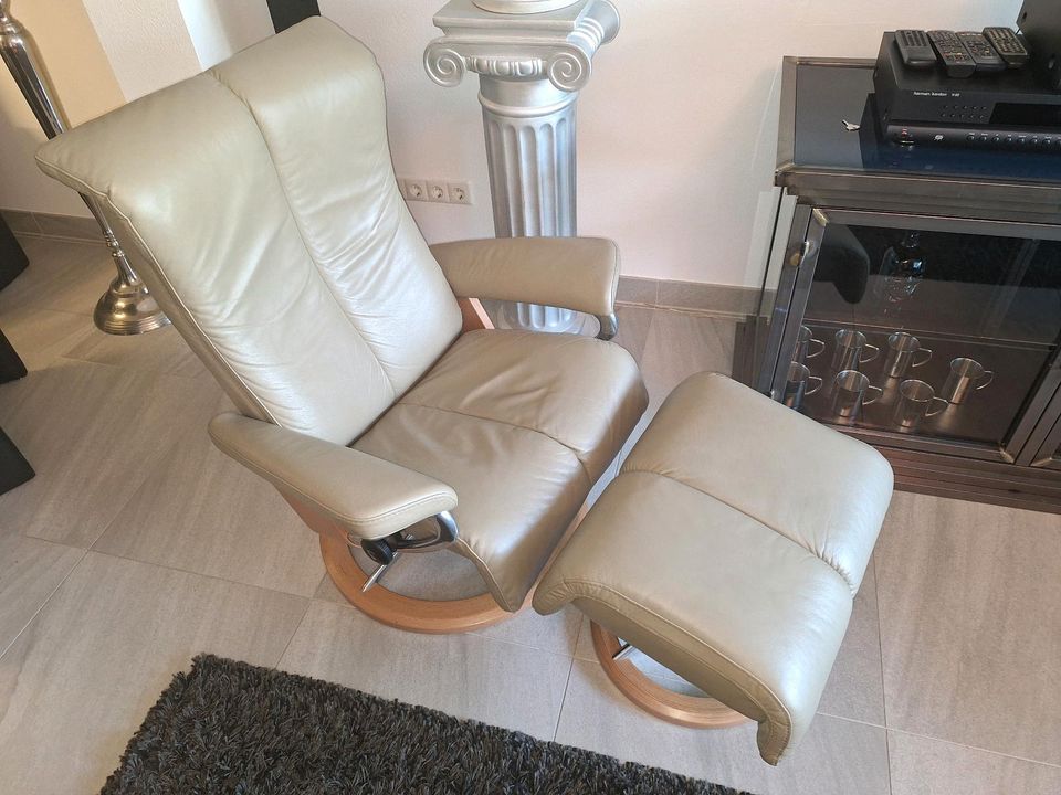 Stressless Sessel Piano M Signature mit Hocker Top Zustand in Rödermark