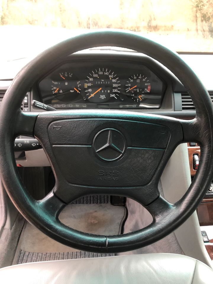 Mercedes 300 E 4matic w124 in Dreieich