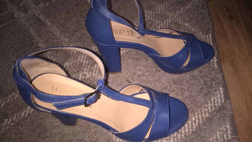 sehr schöne Madeleine Sandalen High Heels Leder blau Gr. 39 in Niedernhausen