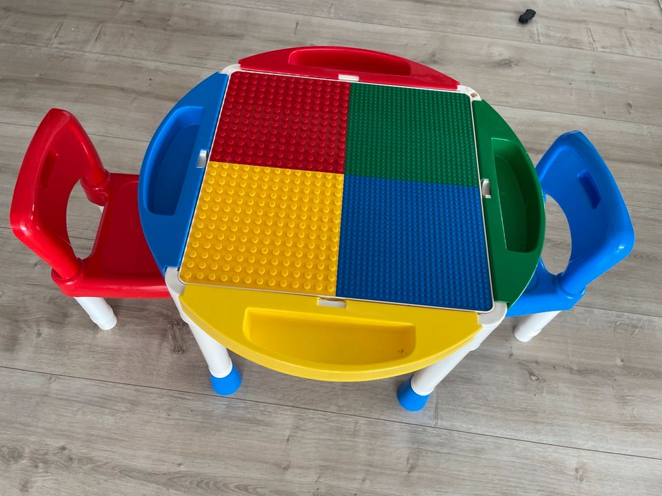 Legotisch mit Stühlen in Friedrichshafen