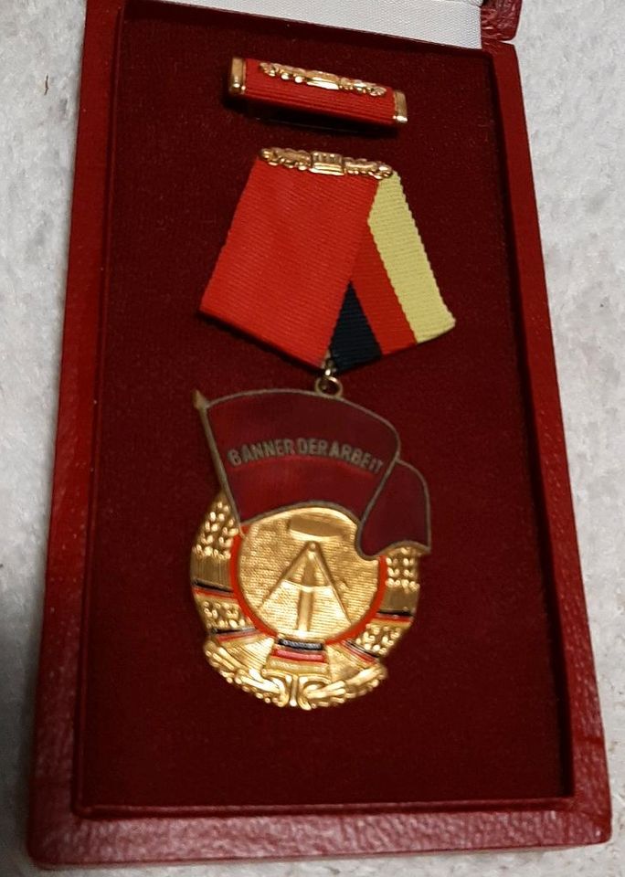 DDR Anstecknadeln Medaillen Auszeichnungen Orden in Potsdam