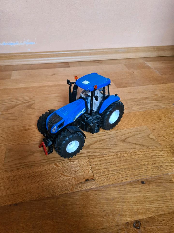 Siku 3273 New Holland T8.390 1:32 Traktor in Appenweier