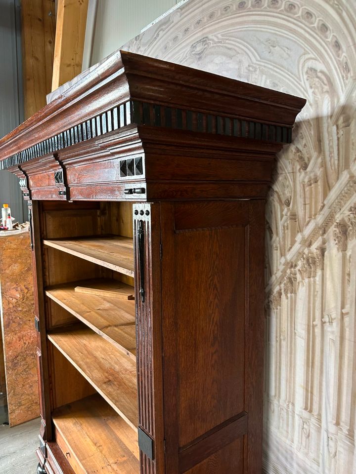 ANTIKER SCHRANK BÜCHERSCHRANK UM 1880 EICHE EBONISIERUNG  WILHELM III - Versand möglich 99 Euro - Wir sind für Sie da lokal in 86830 Schwabmünchen oder online ARTHOME24 in Schwabmünchen