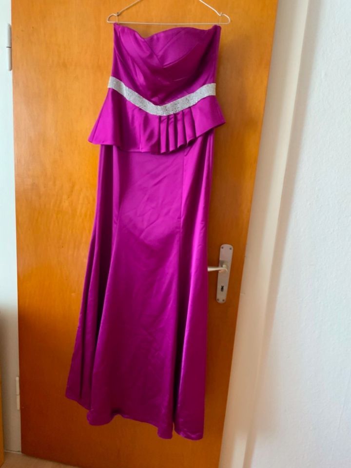 sehr schickes langes Abendkleid / Abiballkleid in Trendfarbe in Celle