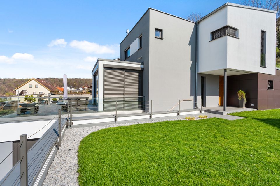Beeindruckende Aussicht und modernes Design: Exklusives Architektenhaus in Riedenburg. in Riedenburg