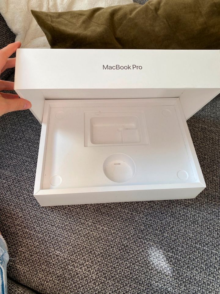 MacBook Pro 13-inch Verpackung in Herrenberg