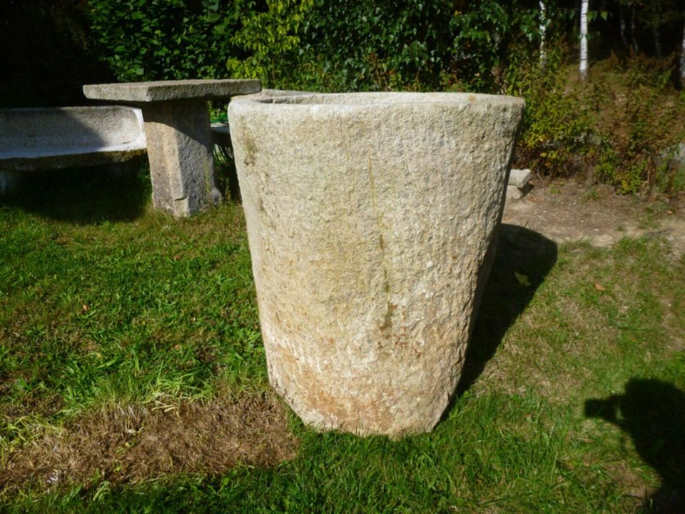 Altes handgehauenes Krautfass aus Granit, antikes Krautfass aus dem Bay. Wald, Granitwassergrand, Wassergrand, Granitbrunnen, Krautfass aus Granit, exklusives Einzelstück in Eppenschlag