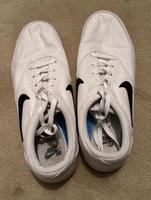 Weiße Nike Sneaker mit schwarzem Nike Logo Hessen - Niedernhausen Vorschau