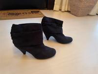 Neue Stiefeletten 37 Wildleder marineblau Absatz blau Pumps Niedersachsen - Butjadingen Vorschau