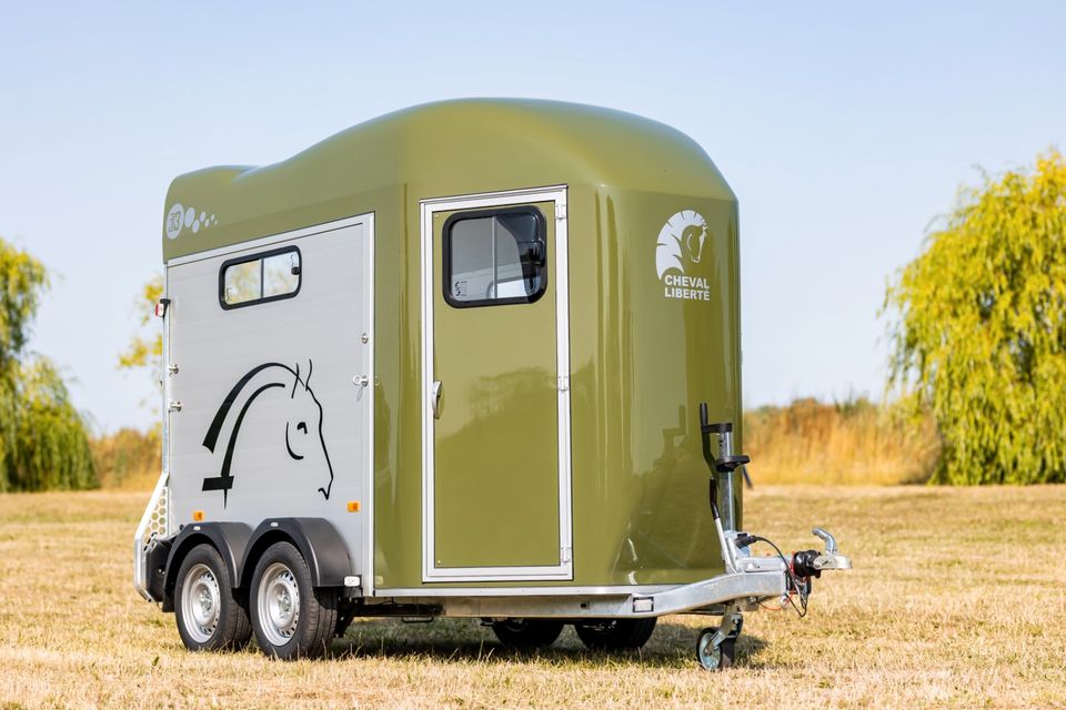 HAUSMESSEPREISE PFERDEANHÄNGER CHEVAL LIBERTE, CARELINER in Bremen