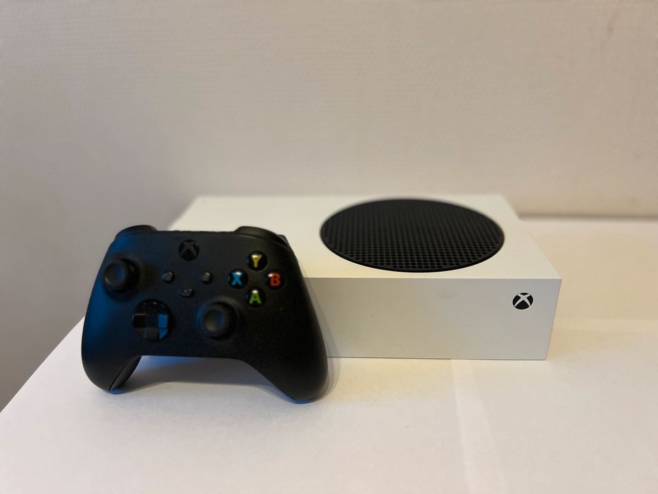 Xbox Series S  (kostenloser Versand) + Kontroller in Offenbach
