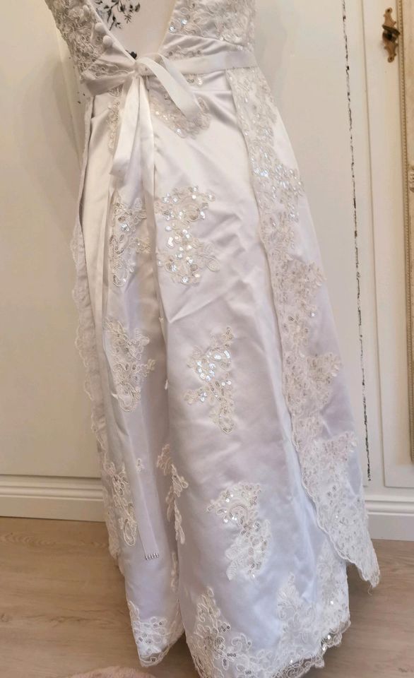 Kommunionkleid Kleid Straßsteinchen Pailletten Brautstoff Gr. 134 in Gelnhausen