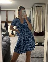Amisu New Yorker Kleid kurz blau weiß Blumen Gr 34 Bayern - Wenzenbach Vorschau
