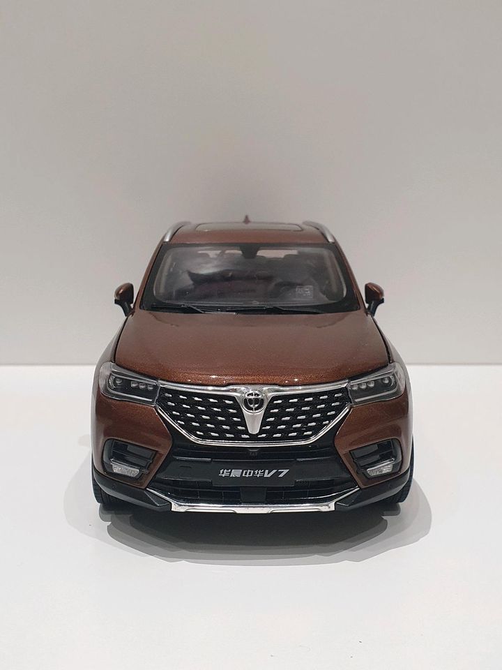 Modellauto 1:18 Brilliance V7, Braun in Zell unter Aichelberg