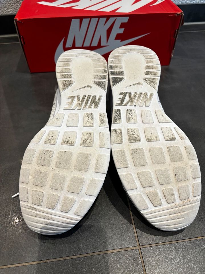 Wie Neu coole Nike Sneaker Gr 42,5 weiß Schuhe Turnschuhe leicht in Erlenbach am Main 