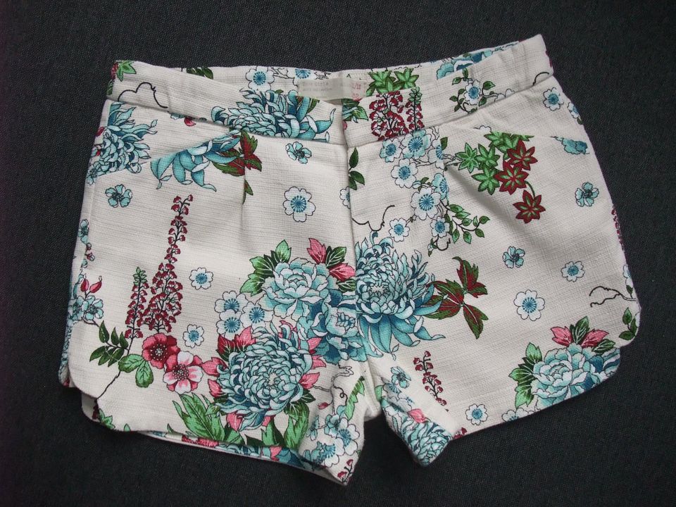 Sommer Mädchen Shorts, Zara, Gr. 152 (11/12 Years), creme Blumen in Michelstadt