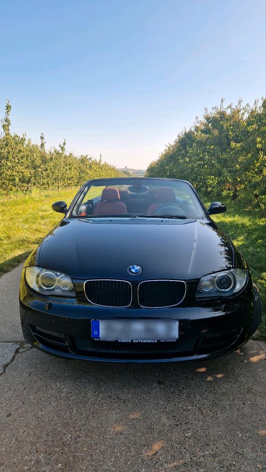 BMW 118i Cabrio Schwarz Metallic Vollleder Rot in Friedberg (Hessen)