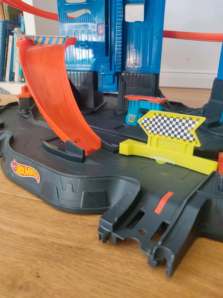 Hot Wheels Ultimate Garage in Moormerland