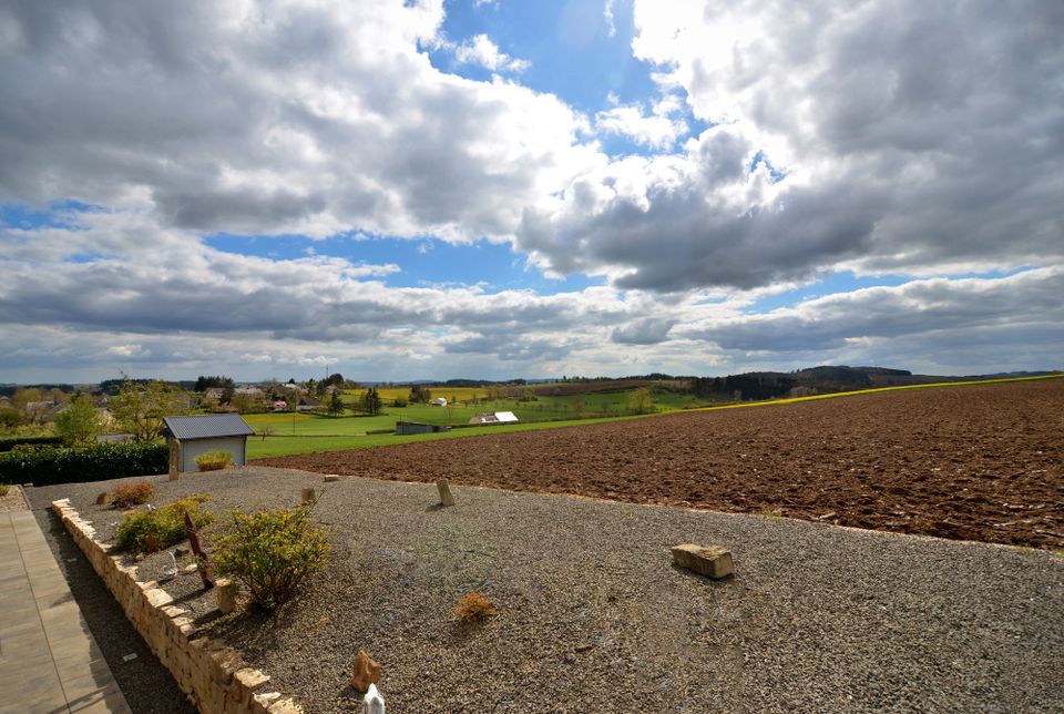 Europa und die Natur im Blick: gepflegtes, freistehendes A+ 2015er-Erdwärme-Massivhaus in Daleiden in Daleiden