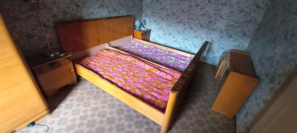 6 teiliges Schlafzimmer Spiegelschrank Wäschetruhe Doppelbett in Kahla