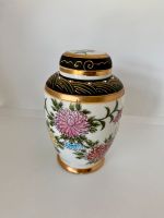 Japanische Porzellanvase Vase klein mit Deckel Blüten Bisquit Hessen - Wölfersheim Vorschau