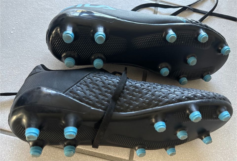 Fußballschuhe Fila Gr. 39 schwarz/blau in Breisach am Rhein  