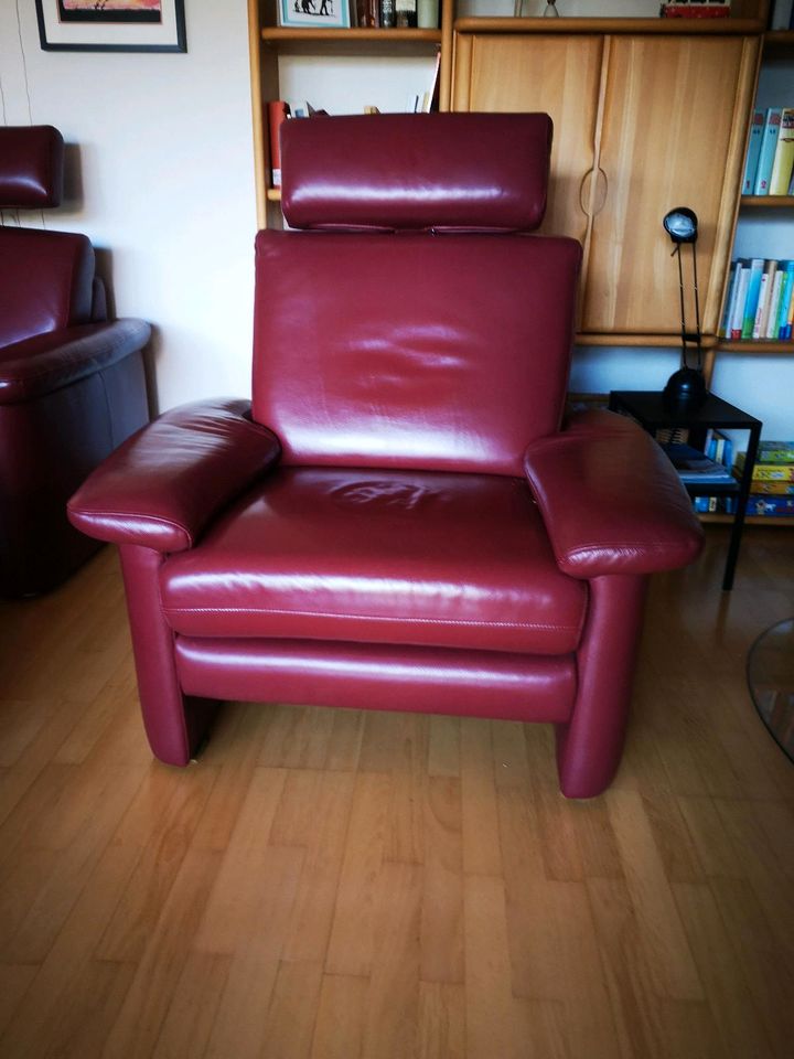Sofa Garnitur  in rotem Leder Mustering und Tisch in Rastede