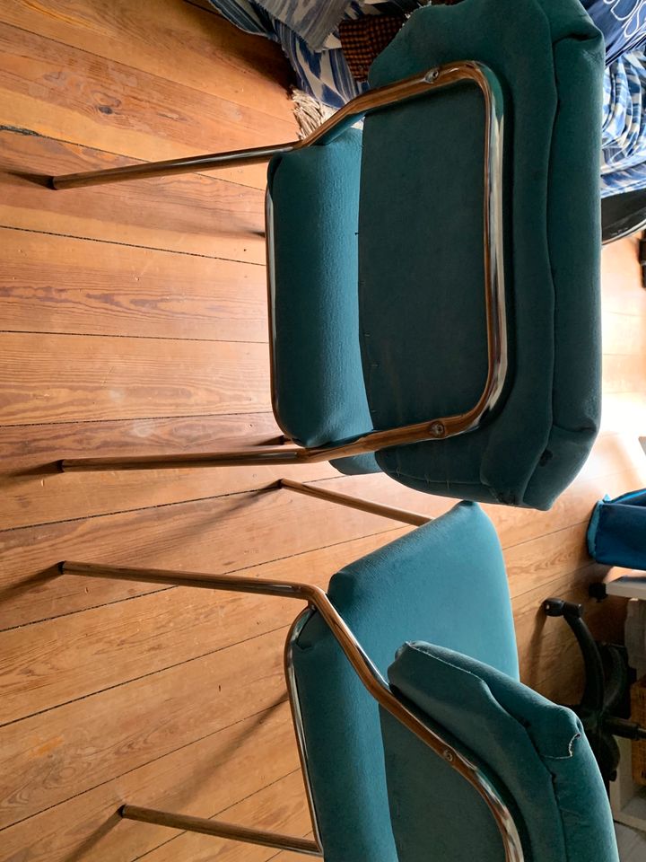 2 Stühle mit Samt bezogen - zu verschenken in Hamburg