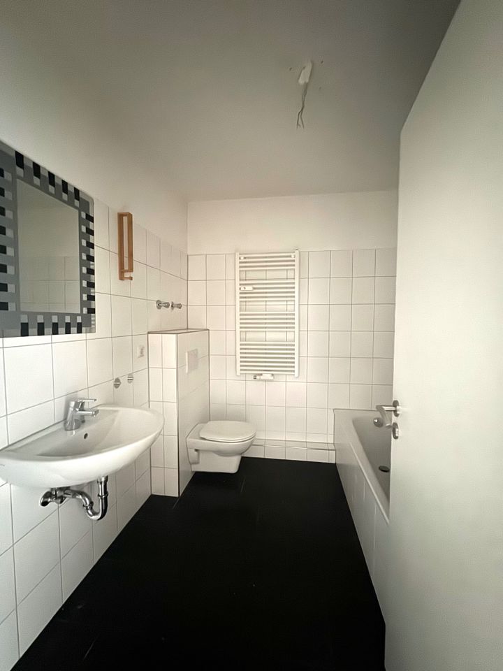 **Schriftliche Anfragen** - Helles Apartment in gepflegtem Mehrfamilienhaus + großer Balkon - 1 Zimmer in Duisburg