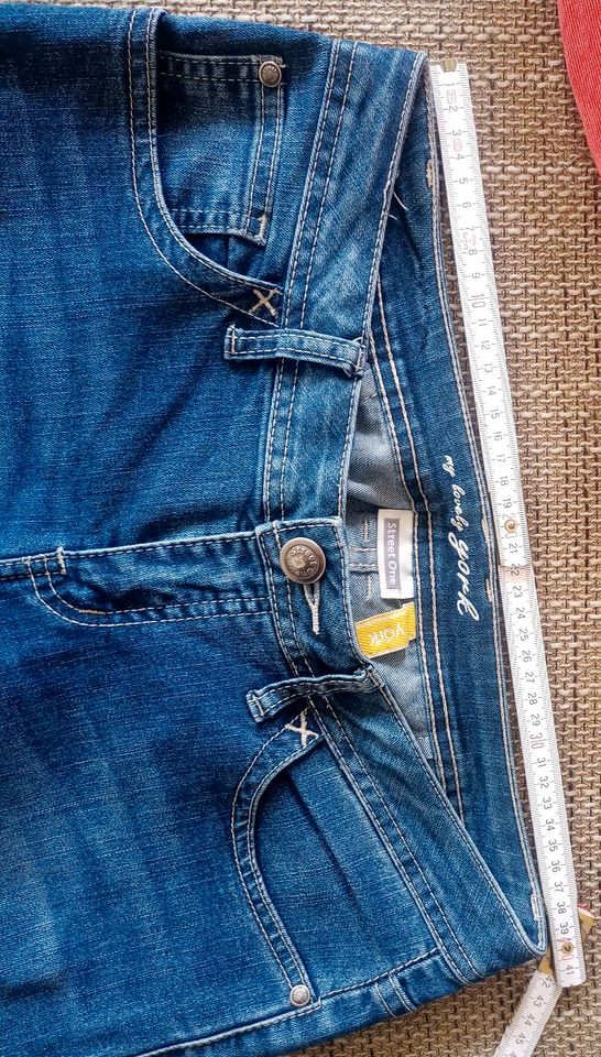 Bekleidungspaket Gr.40 Jeans Pullis 4Teile in Bergen auf Rügen