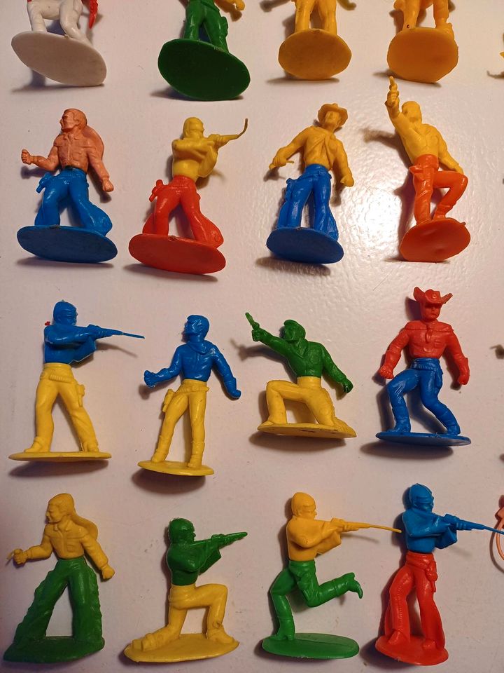 42 Cowboy Spielfiguren, Heinerle Manurba, Drehfiguren in Preetz