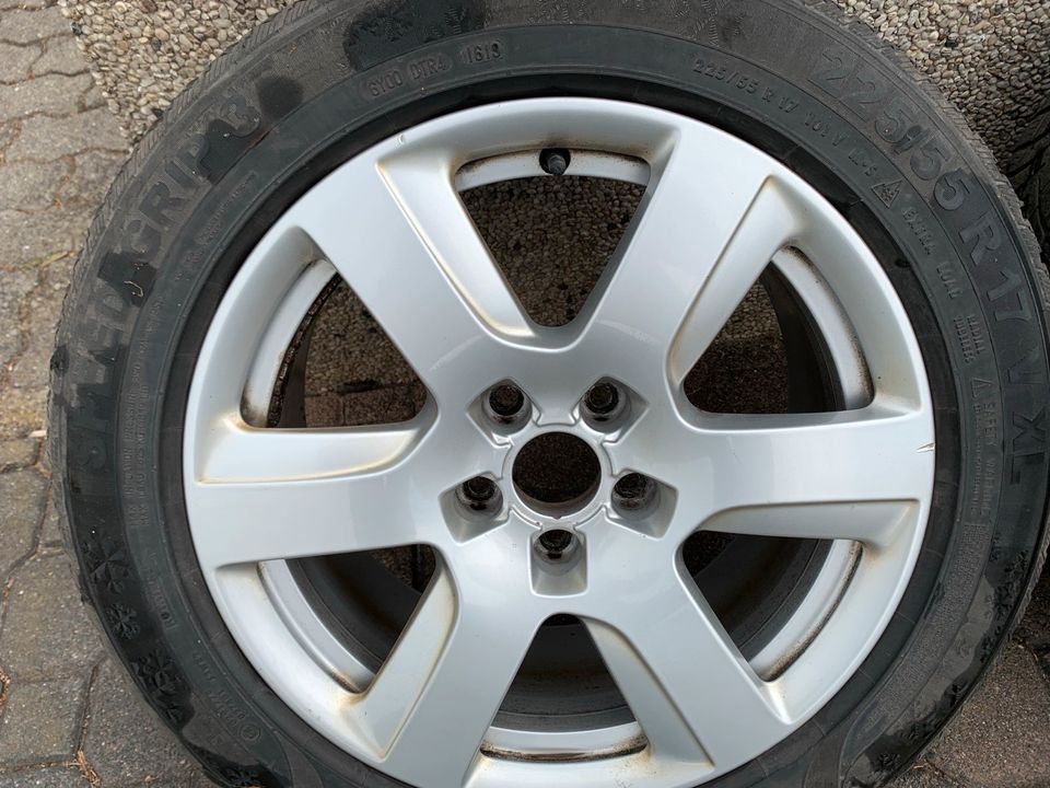 Winterreifen auf Original Audi Felge 4G0601025l 225/55 R17 in Volkmarsen