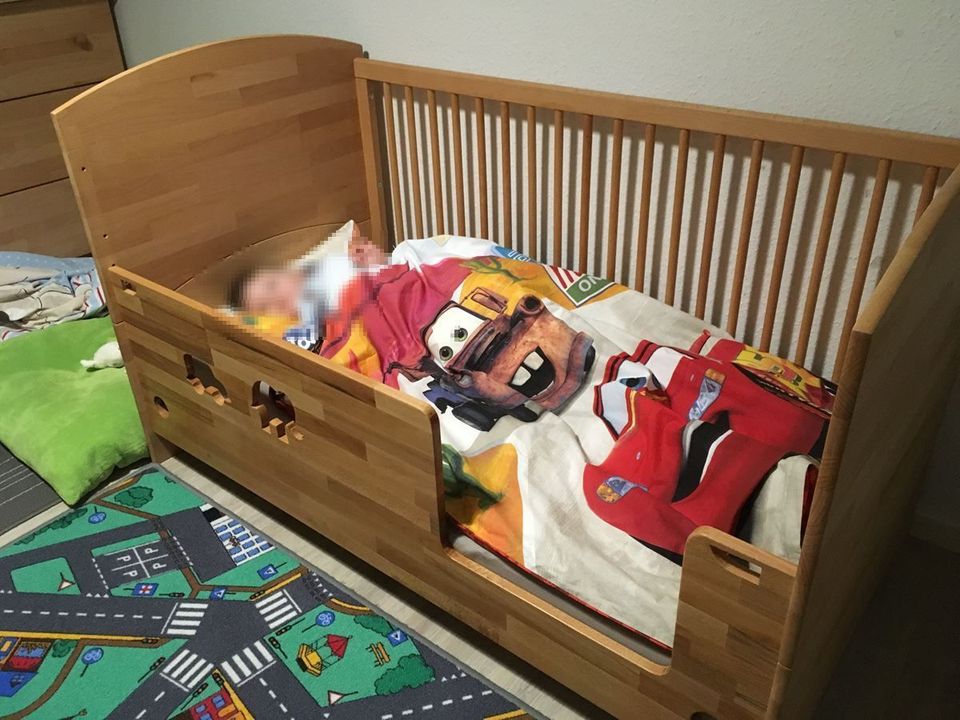 Baby Schlafzimmer Kinderzimmer Buche Schrank Bett Wickelkommode in Freren