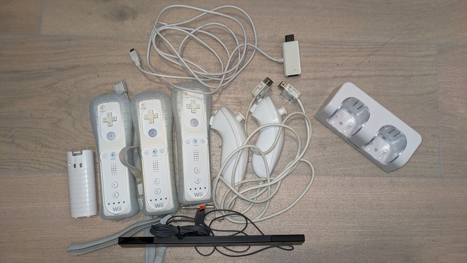 Nintendo Wii Controller Sensorleiste Nunchuck Ladestation Akku in Pulsnitz