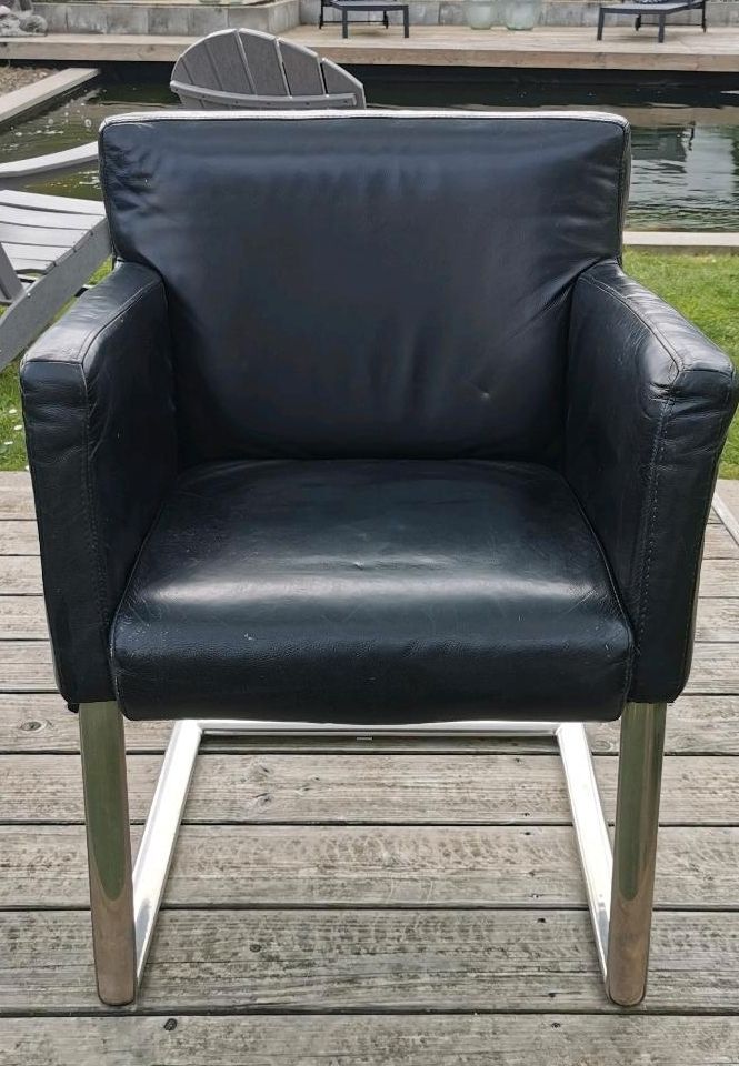 4 Schwarze Lederschwingstühle /Sessel in Möhnesee