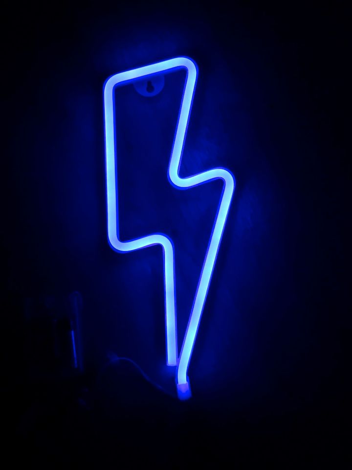 Neon Leuchte Blitz blau in Köln