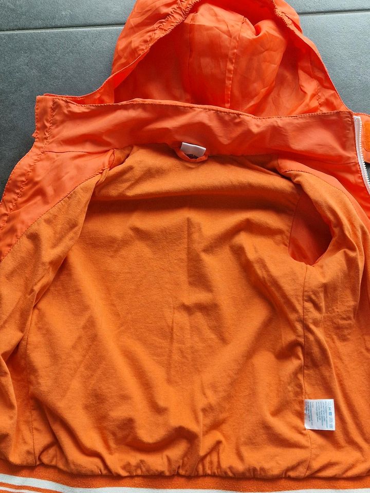 Schöne Übergangsjacke in orange mit Kapuze von Papagino 98/104 in Bassum