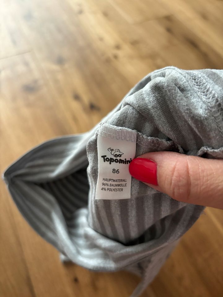 Baby Sweatshirt/ Langarmoberteil Größe 86 in München